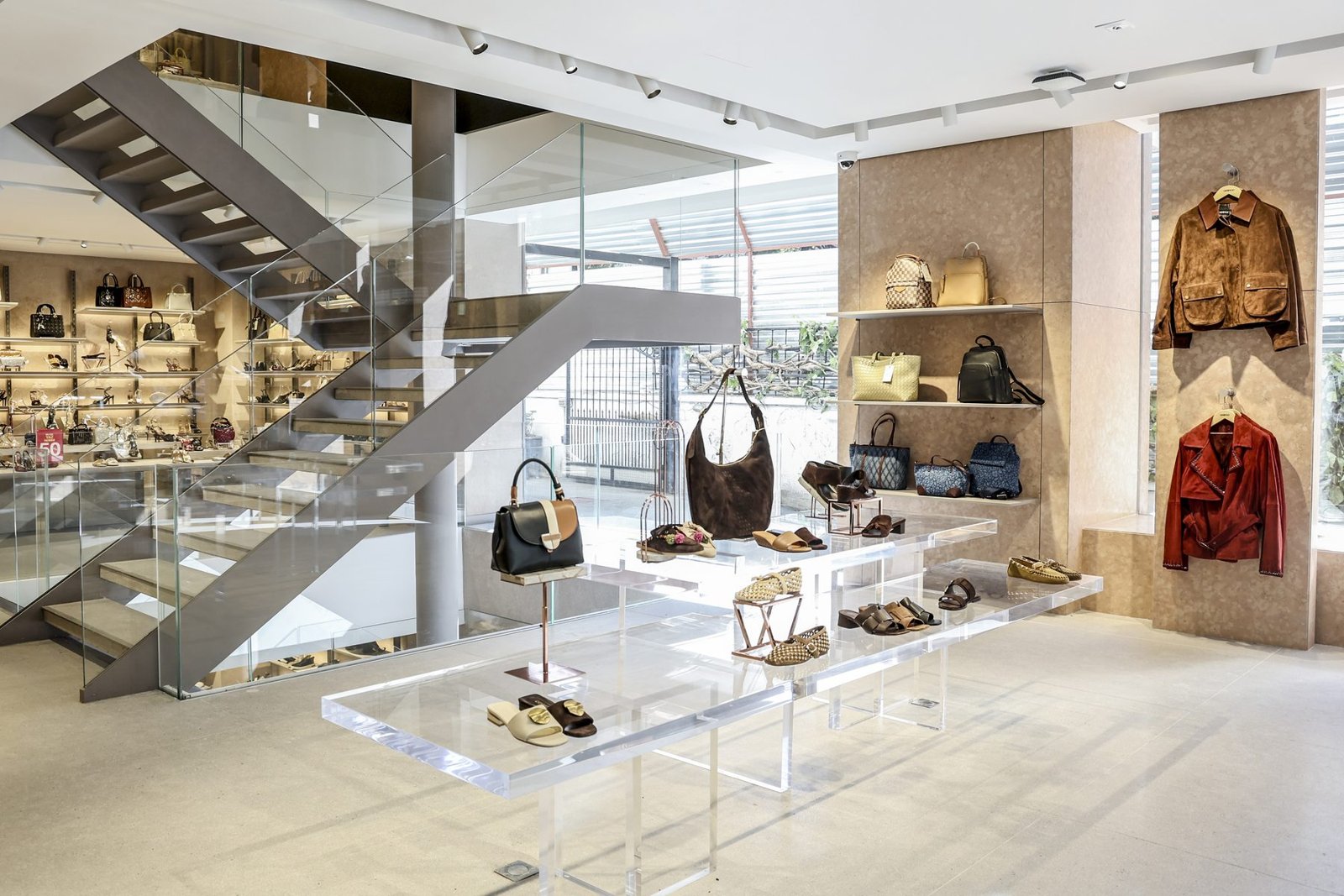 Derimod 10 yıl sonra Bağdat Caddesi'ne 800 metrekarelik flagship mağazayla döndü