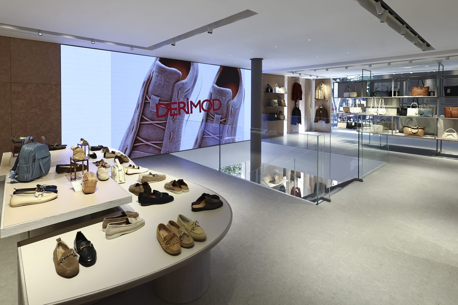Derimod 10 yıl sonra Bağdat Caddesi'ne 800 metrekarelik flagship mağazayla döndü