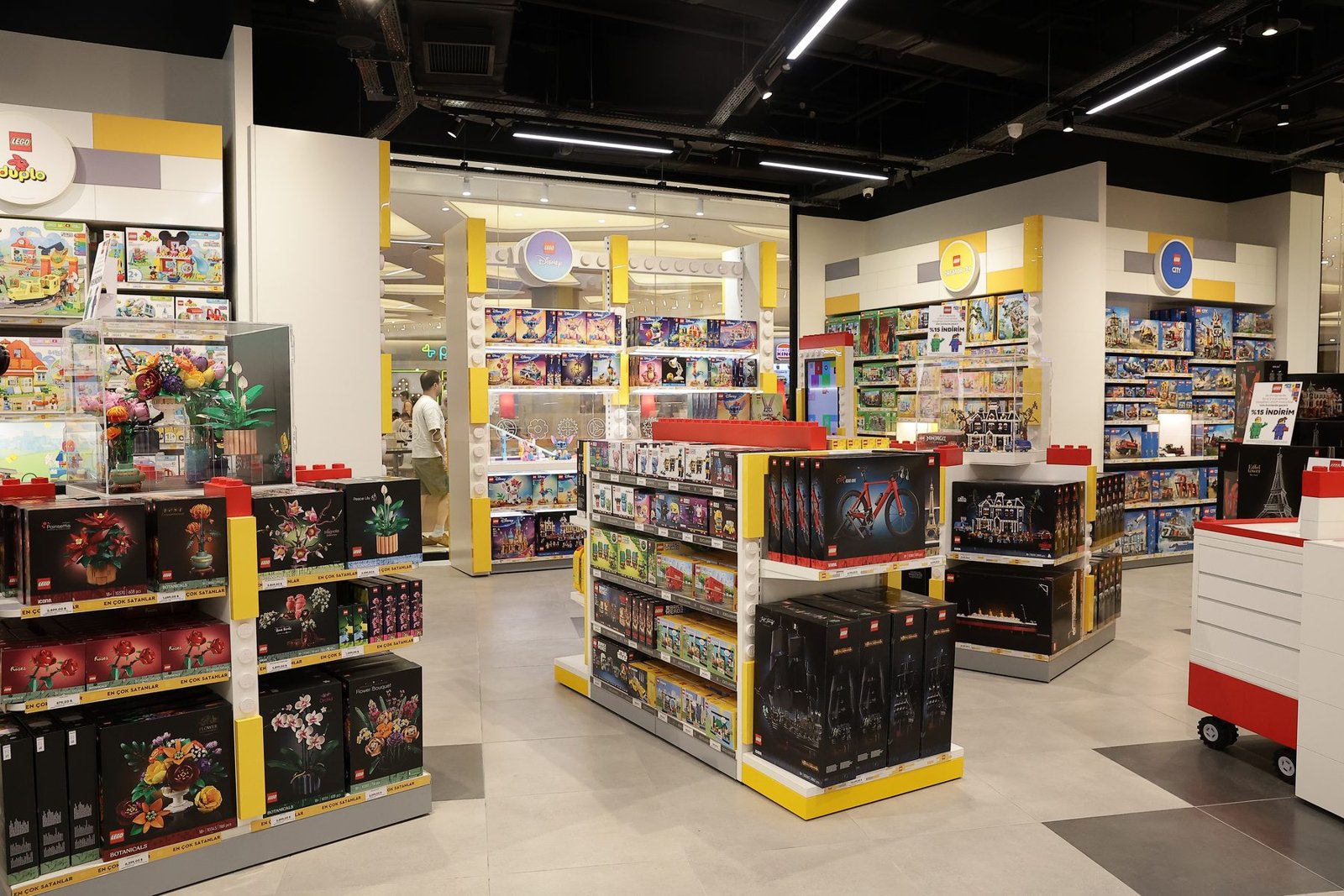 LEGO, İstanbul'daki 12'nci mağazasını İstinyePark'ta açtı